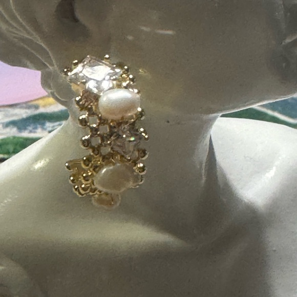 Chunky gold hoop earrings adorned with freshwater pearls - Picture 7 of 11